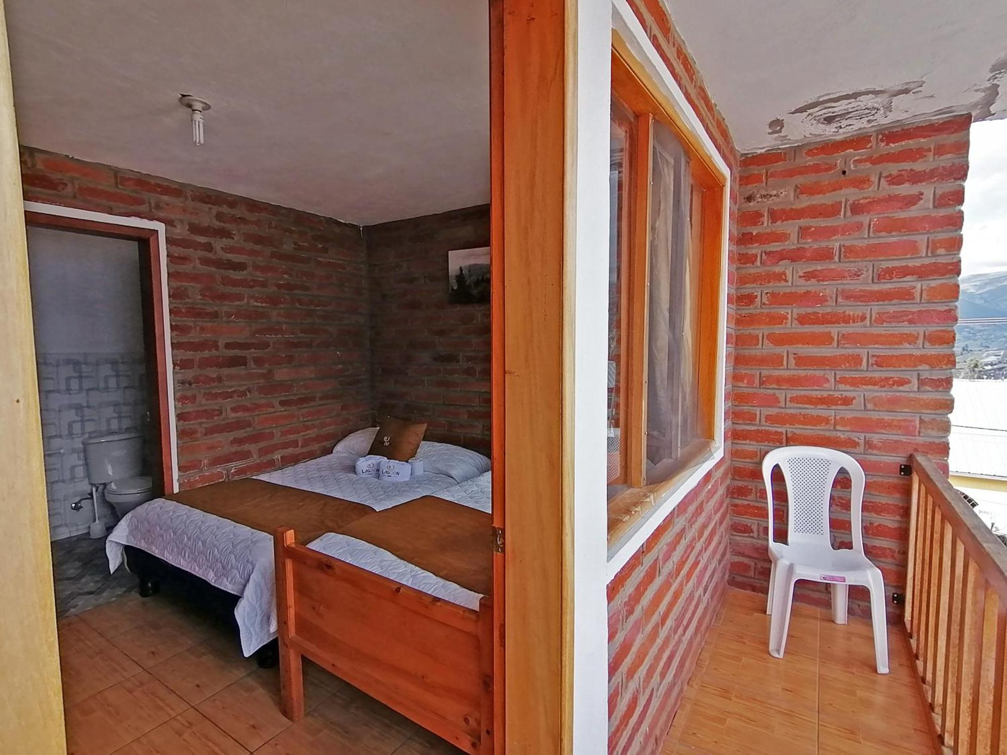 Lagoon Hotel Chugchilán Exteriör bild